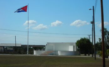 Trabajadores de Comunales engalanan la Plaza Ñico López para la fiesta proletaria