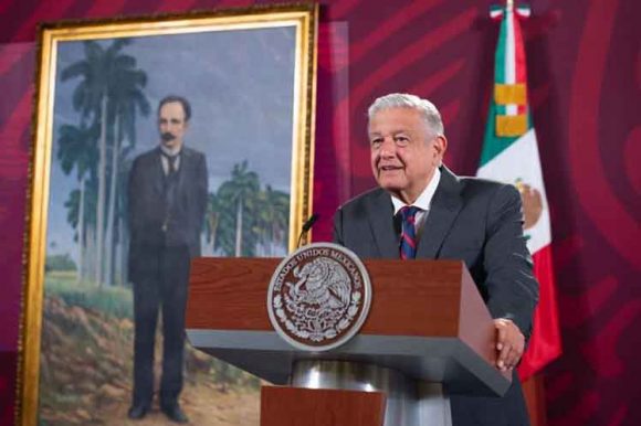 López Obrador celebra con el cantautor Amaury Pérez el 26 de julio en homenaje a Cuba
