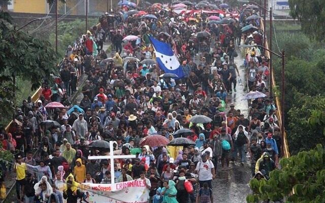 Una caravana de migrantes de cuatro mil personas de distinta nacionalidad marcha hoy desde Tapachula a Huixtla. Foto: Prensa Latina