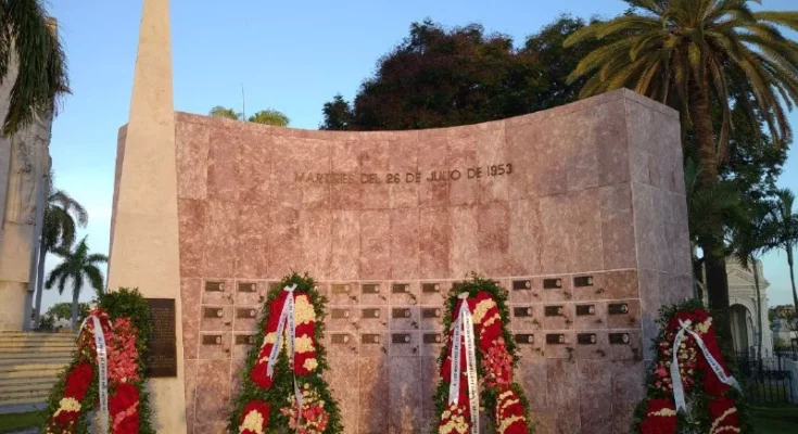 Dedican ofrendas florales a mártires del 26 de Julio