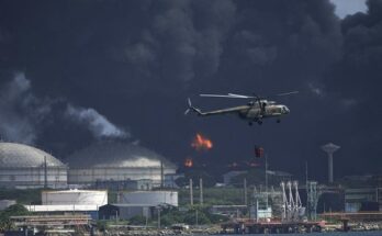 Helicópteros llevan agua hasta el lugar del incendio para evitar que el fuego se propague. Foto: AP