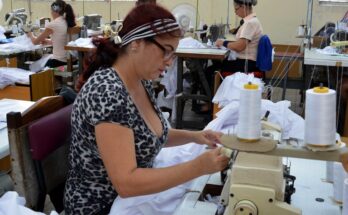 Operarias de la Fábrica de Camisas de Florida elaboran uniformes escolares