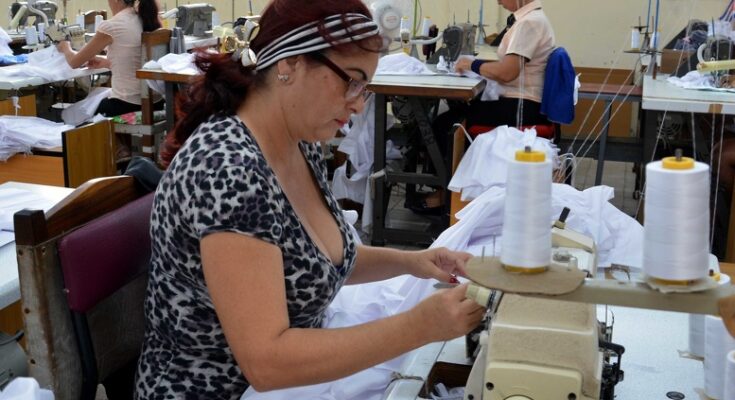 Operarias de la Fábrica de Camisas de Florida elaboran uniformes escolares