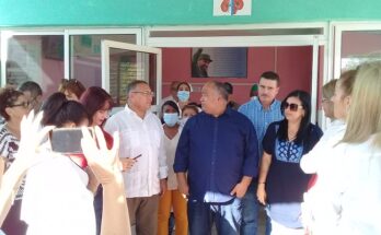 Directivos políticos y gubernamentales de Camagüey visitaron Sala de Hemodiálisis de Florida