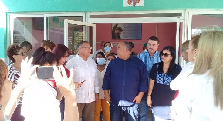 Directivos políticos y gubernamentales de Camagüey visitaron Sala de Hemodiálisis de Florida