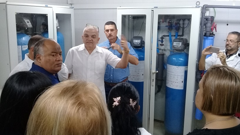 En la instalación los visitantes conocieron sobre el funcionamiento de la planta potabilizadora de agua y de los seis riñones artificiales nuevos que permiten aplicar el tratamiento a las personas de los municipios Carlos Manuel de Céspedes, Esmeralda y Florida que demandan de ese proceder.