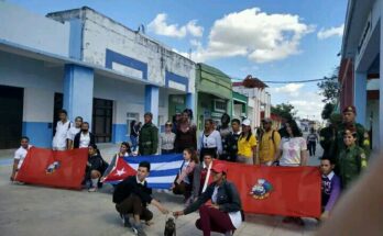 Portadores de la Llama Martiana interactuaron con pioneros y jóvenes floridanos