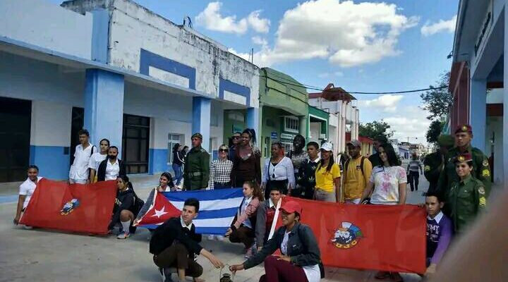 Portadores de la Llama Martiana interactuaron con pioneros y jóvenes floridanos