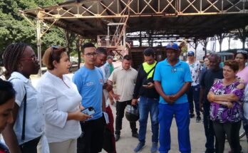 Candidatos de Florida en recorridos por centros laborales y barrios