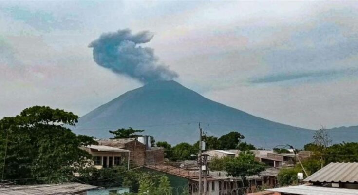 Región de El Salvador en alerta por volcán