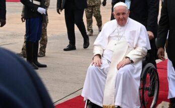 Papa Francisco regresa al Vaticano tras recibir el alta hospitalaria