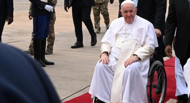 Papa Francisco regresa al Vaticano tras recibir el alta hospitalaria