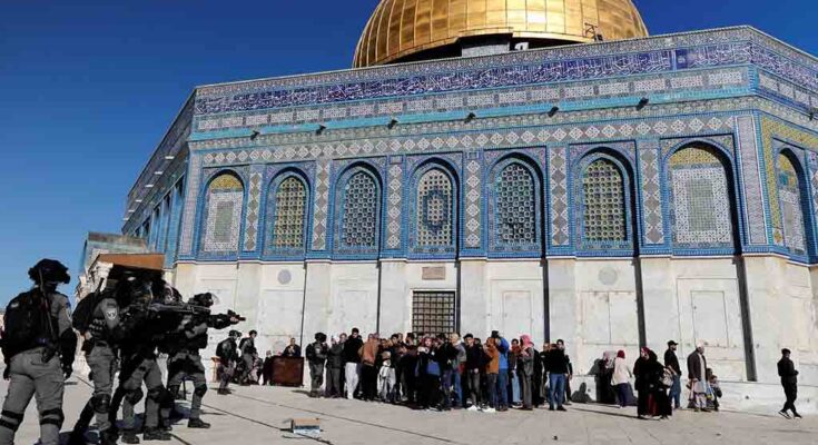 Policía israelí asalta otra vez la Mezquita de Al Aqsa, en Jerusalén