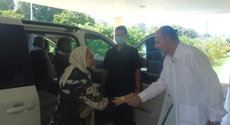 De visita en Guantánamo embajadora de Indonesia en Cuba
