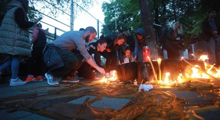 Miles de personas en capital serbia para rendir homenaje