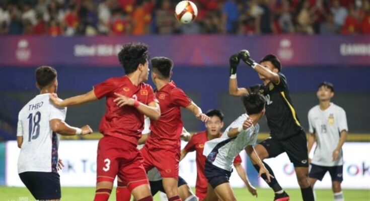 Vietnam sale con buen pie en fútbol (M) de juegos regionales