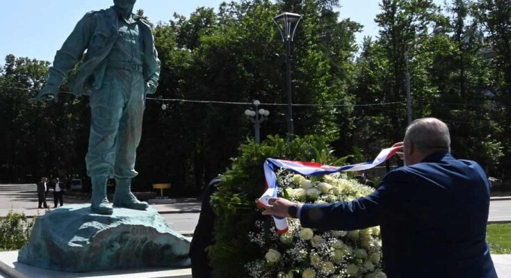 Primer ministro de Cuba rinde tributo a Fidel Castro en Moscú
