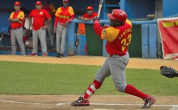 Ariel Sánchez dedica victoria en béisbol cubano a jugador fallecido