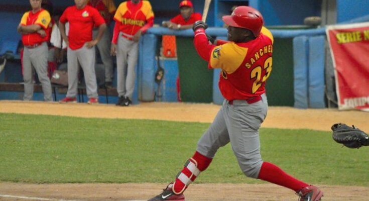 Ariel Sánchez dedica victoria en béisbol cubano a jugador fallecido