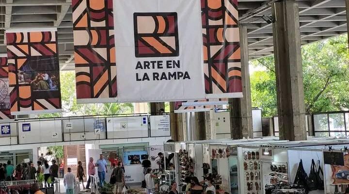 Feria Arte en La Rampa, despliegue de artesanías en Cuba