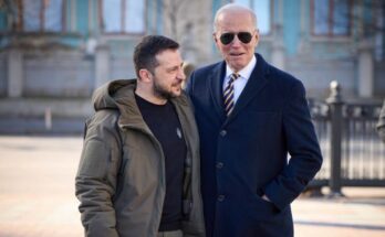 El presidente de Ucrania, Vladímir Zelenski, habla con su homólogo estadounidense, Joe Biden, en Kiev, el 20 de febrero de 2023. Foto: AP