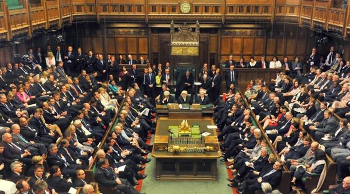 Parlamento británico aprueba controvertida ley antiinmigrante