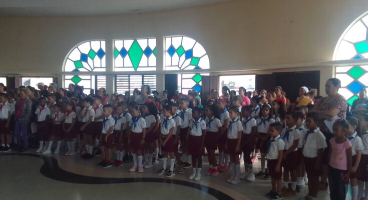 Celebran acto de fin de curso en escuela primaria Enrique José Varona