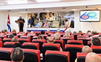 Primer ministro de Cuba reconoce trabajo de colaboradores médicos