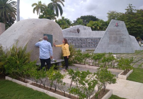 Recorre Diosdado Cabello Cementerio Santa Ifigenia y Cuartel Moncada