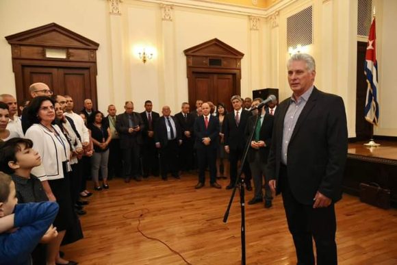 El Jefe de Estado comentó a sus compatriotas sobre los resultados, en La Habana, de la recién concluida Cumbre del Grupo de los 77 y China. Foto: Estudios Revolución