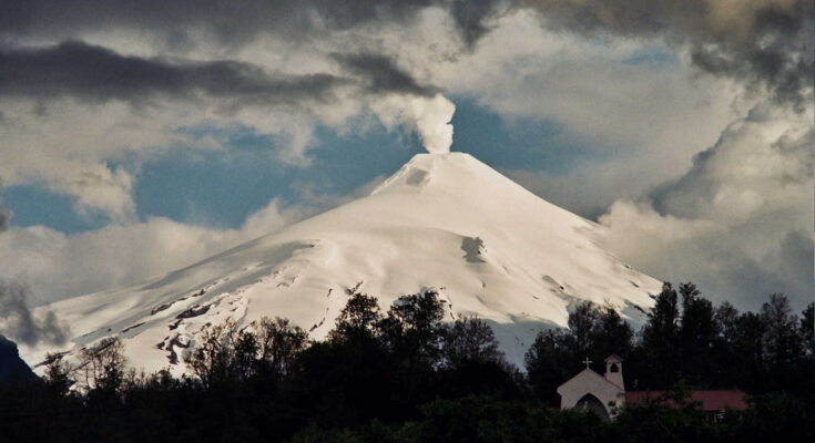Suspenden clases en comuna cercana a volcán chileno Villarrica