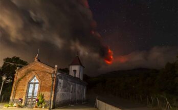 Erupción del volcán Etna mantiene en alerta isla italiana de Sicilia