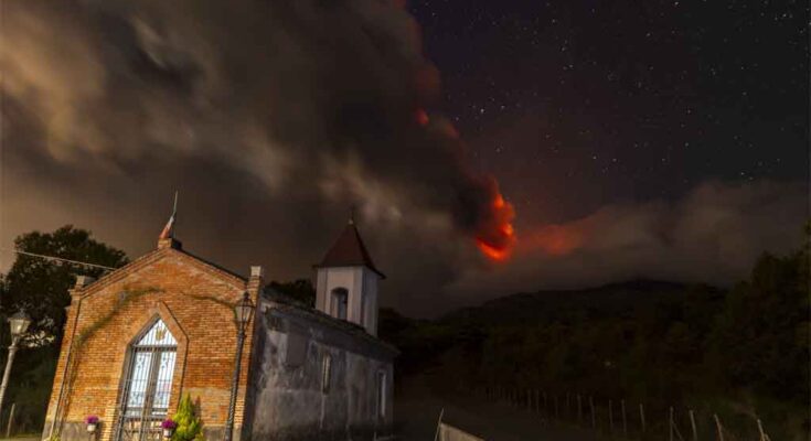 Erupción del volcán Etna mantiene en alerta isla italiana de Sicilia