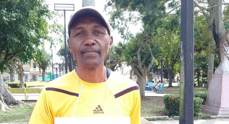 licenciado Ernesto Martínez Vázquez, representante del baloncesto en Florida