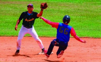 La pelota, con el uniforme del municipio