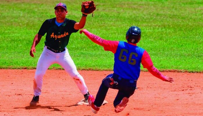 La pelota, con el uniforme del municipio