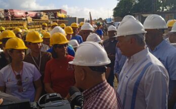 Presidente cubano recorre centros de importancia económica en Nuevitas, Camagüey