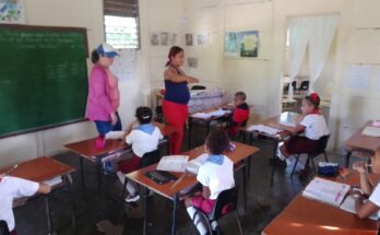 Visita dirigente partidista de Florida escuela de la comunidad rural Las Marías