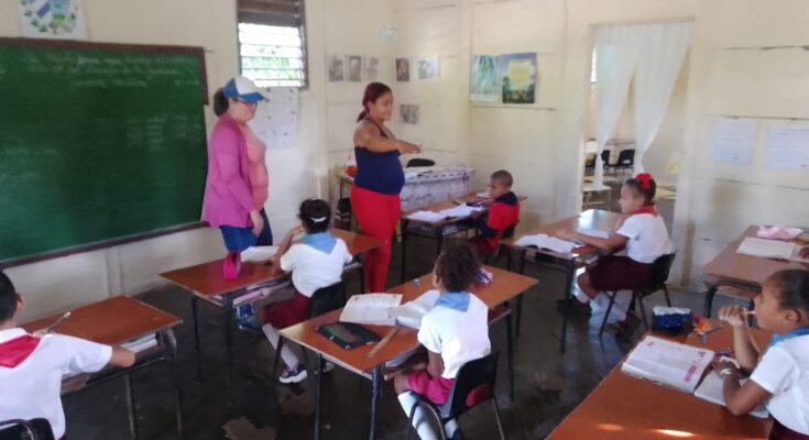 Visita dirigente partidista de Florida escuela de la comunidad rural Las Marías