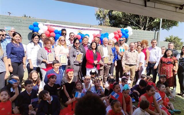 Escuela enaltece labor de brigada médica de Cuba en Guatemala