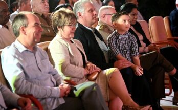 El presidente de Cuba, Miguel Díaz-Canel, durante la presentación del libro La Colmenita ¡Mi vida!, de Carlos Alberto “Tin” Cremata. Foto: Presidencia Cuba.