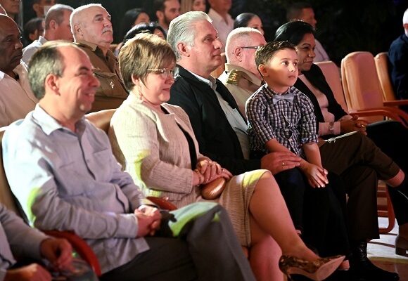 El presidente de Cuba, Miguel Díaz-Canel, durante la presentación del libro La Colmenita ¡Mi vida!, de Carlos Alberto “Tin” Cremata. Foto: Presidencia Cuba.