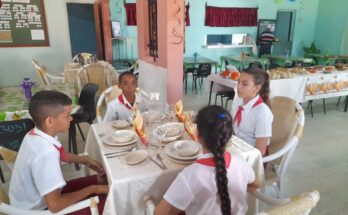 Seminario sobre Mesas Modelos contribuye a la educación nutricional de educandos floridanos