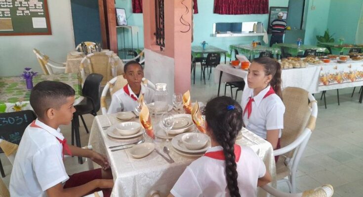 Seminario sobre Mesas Modelos contribuye a la educación nutricional de educandos floridanos