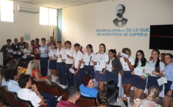 Universidad camagüeyana premia a estudiantes floridanos ganadores de la Copa Ignacio Agramonte