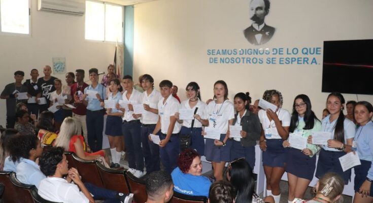 Universidad camagüeyana premia a estudiantes floridanos ganadores de la Copa Ignacio Agramonte