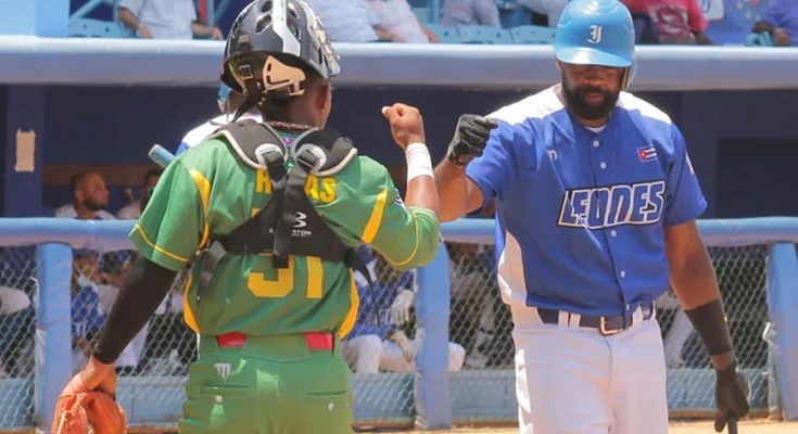 Dos rachas buenas y una mala marcan la vanguardia en béisbol cubano