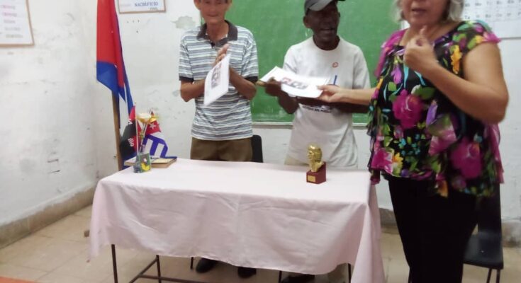 Combatientes de Girón dialogan con jóvenes estudiantes floridanos