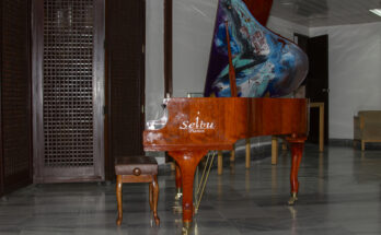El piano obsequiado a Fidel: tesoro en Salón de Santiago de Cuba