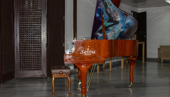 El piano obsequiado a Fidel: tesoro en Salón de Santiago de Cuba